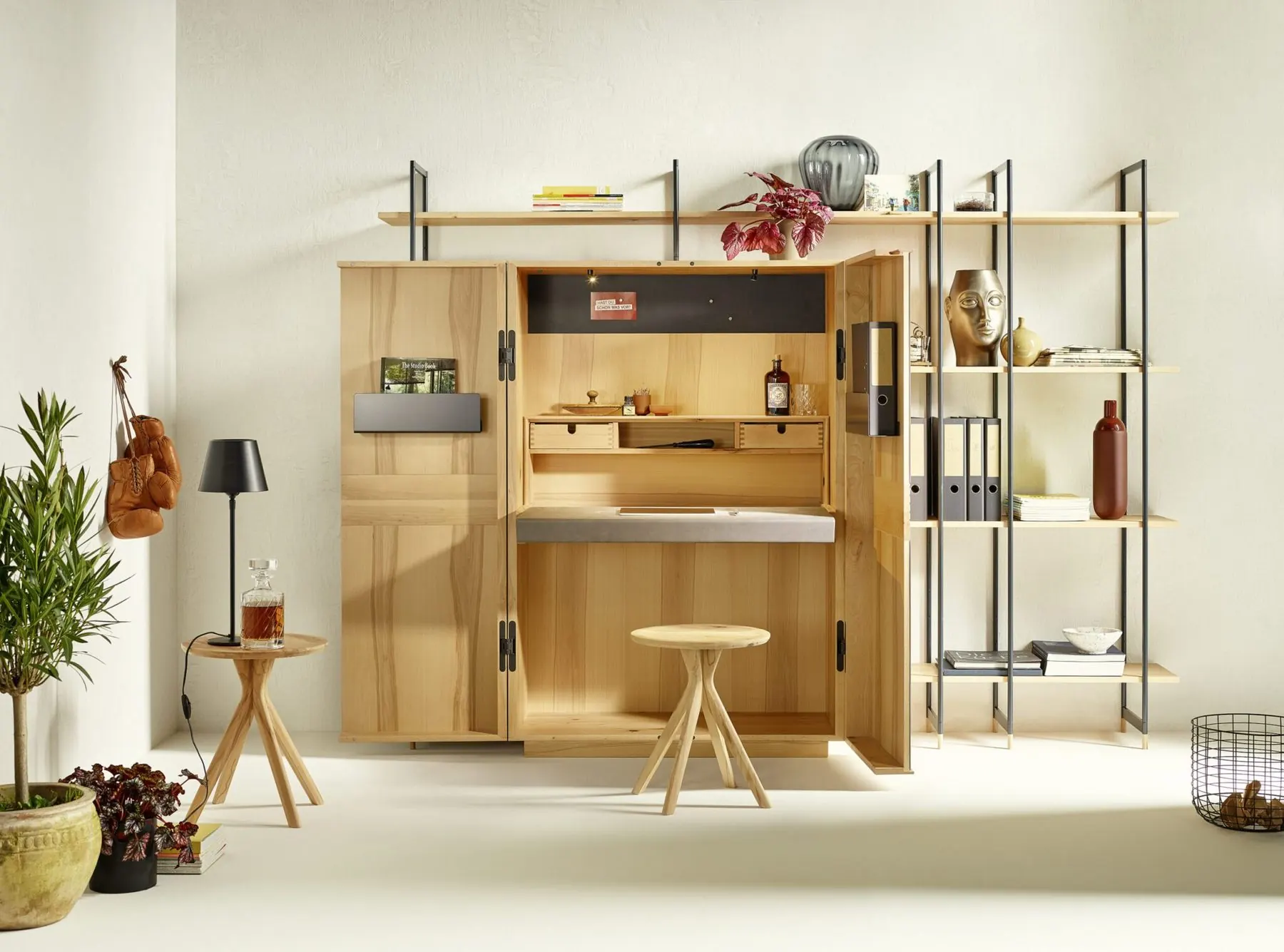 Wohnkombination Lina mit geöffnetem Homeofficeschrank aus Naturbuche
