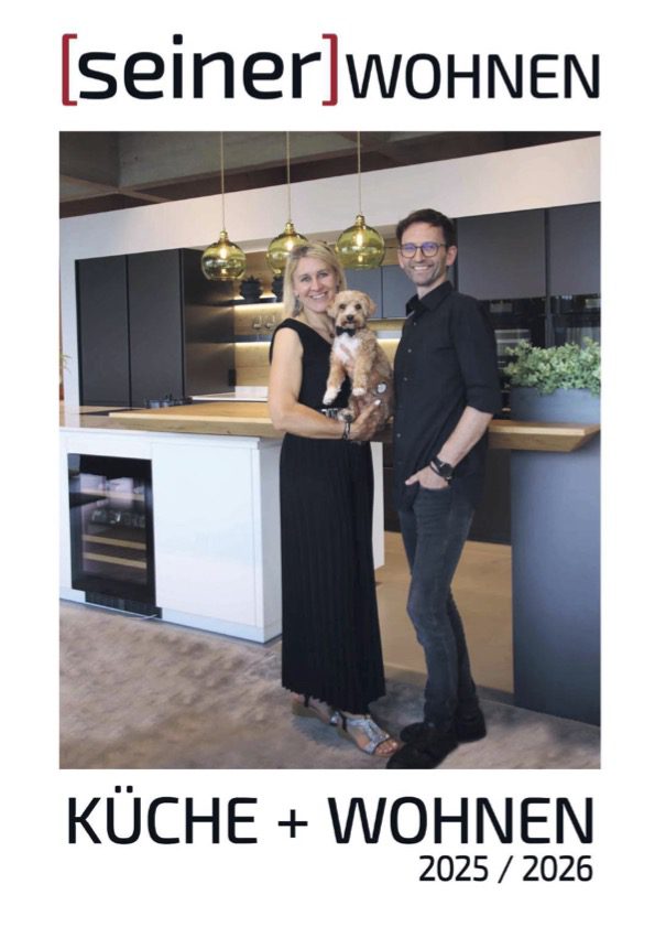 Frau und Mann stehen in einer modernen Küche mit Hund